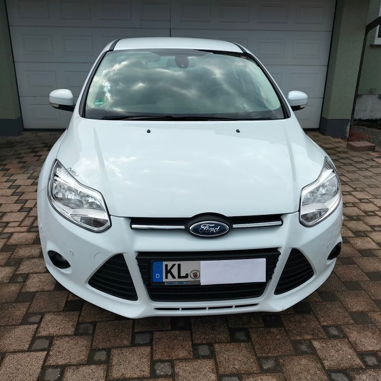Weiß Gebraucht 2013 Ford Focus Trend Limousine | 9.250 € (Teuer) - Bild 1/4