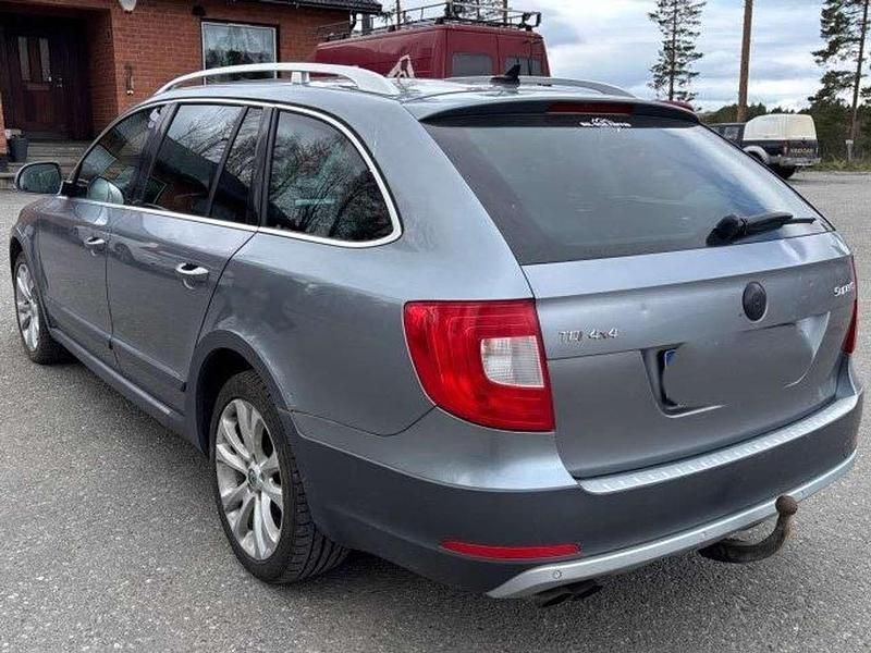 Gebraucht Skoda Superb Comfort 140 PS (102 kW) 2012 Blau Kombi