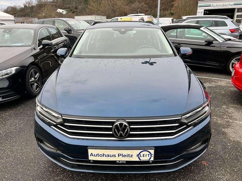Aquamarinblau metallic Gebraucht 2022 VW Passat Business Kombi | 19.890 € (Fairer Preis) - Bild 1/4