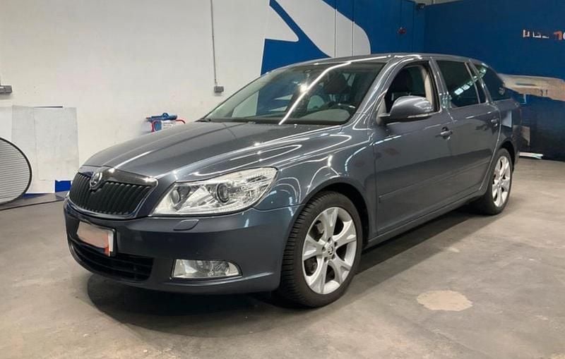 Grau Gebraucht 2010 Skoda Octavia Elegance Kombi | 4.500 € (Guter Preis) - Bild 1/4