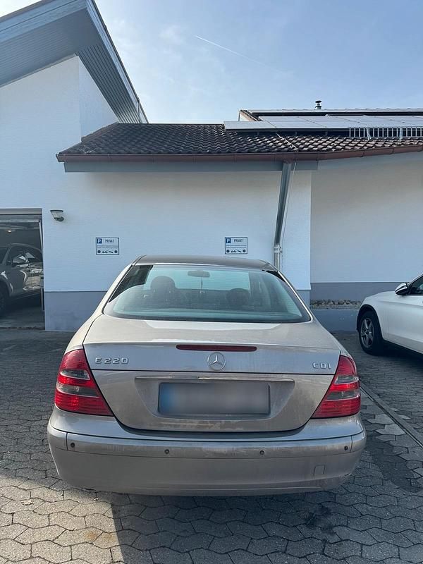 Gebraucht Mercedes E220 150 PS (110 kW) 2003 Beige Limousine