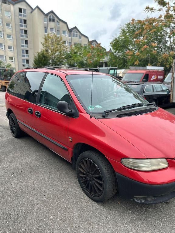 Rot Gebraucht 1999 Chrysler Grand Voyager Van / Kleinbus | 900 € (Fairer Preis) - Bild 1/4