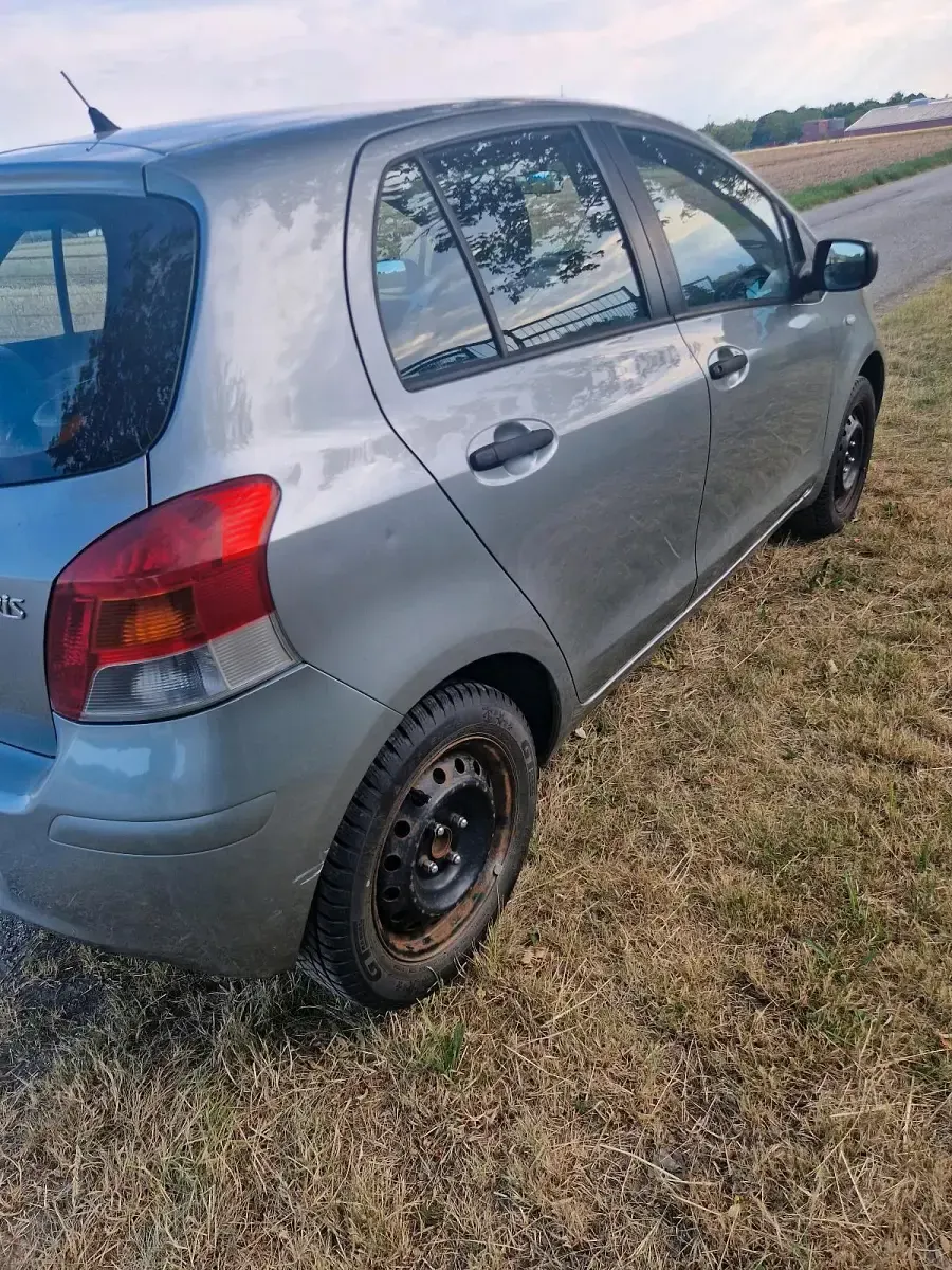 Gebraucht Toyota Yaris 69 PS (50 kW) 2009 Silber Kleinwagen