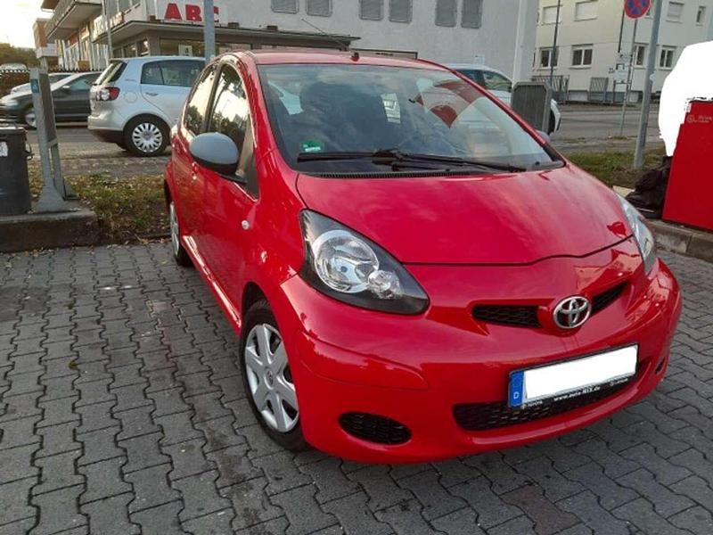 Gebraucht Toyota Aygo Edition 68 PS (50 kW) 2011 Rot Kleinwagen
