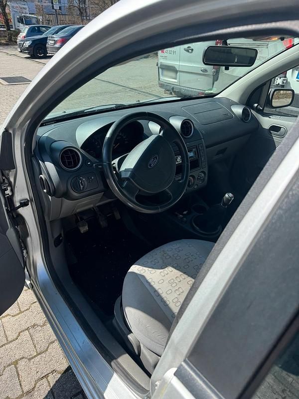Gebraucht Ford Fiesta 80 PS (58 kW) 2002 Silber Kleinwagen