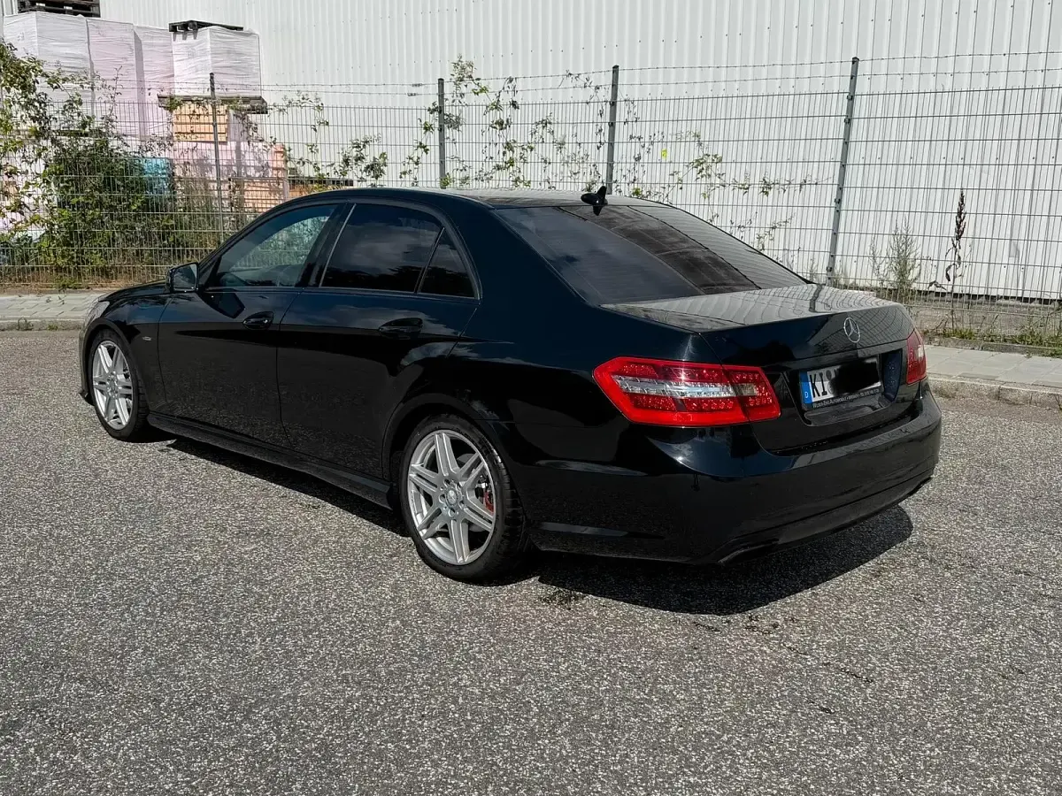 Gebraucht Mercedes E350 AMG 265 PS (194 kW) 2011 Schwarz Limousine