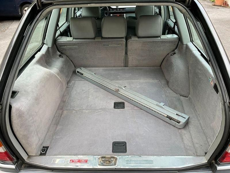 Second-hand Mercedes E320 220 CP (161 kW) 1994 Negru Break