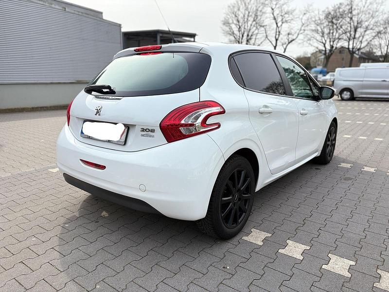 Gebraucht Peugeot 208 81 PS (59 kW) 2015 Weiß Kleinwagen