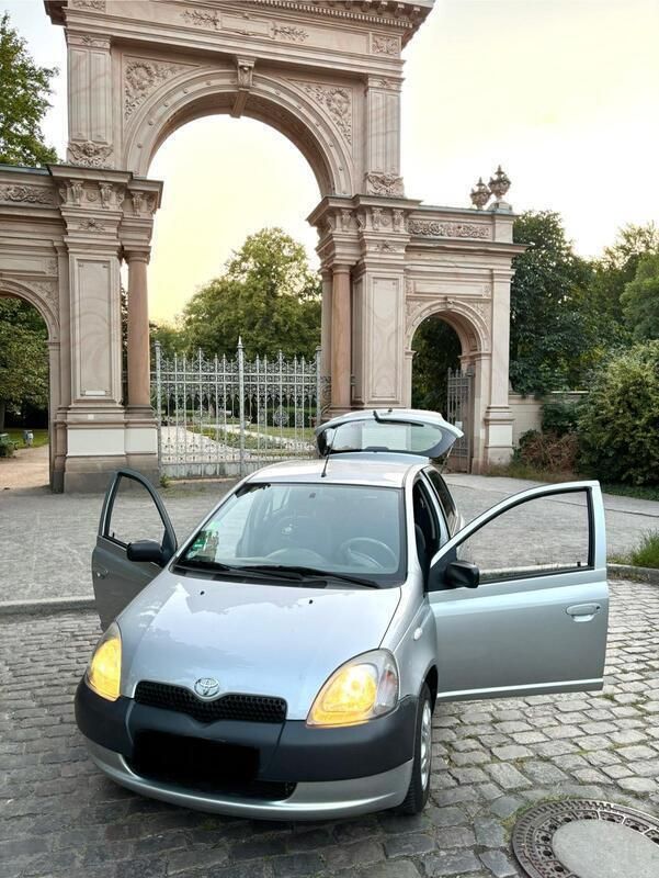 Silber Gebraucht 2002 Toyota Yaris Kleinwagen | 2.500 € (Guter Preis) - Bild 1/4