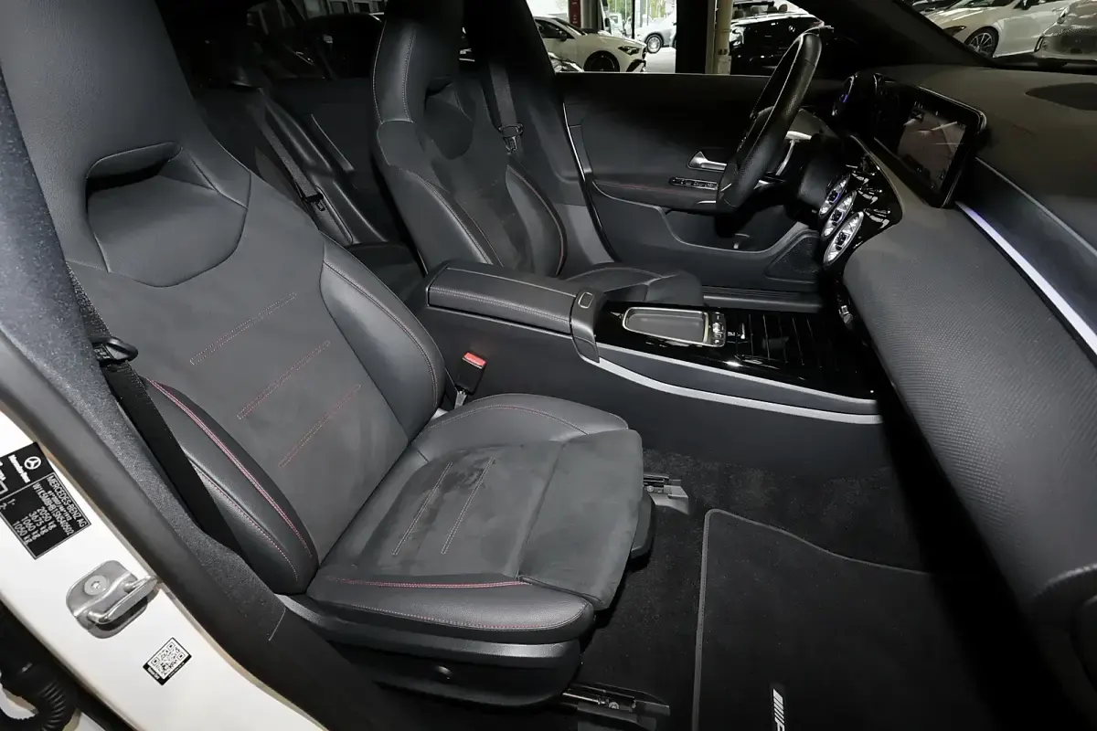 Gebraucht Mercedes CLA200 AMG 163 PS (119 kW) 2024 Unilack polarweiß Kombi