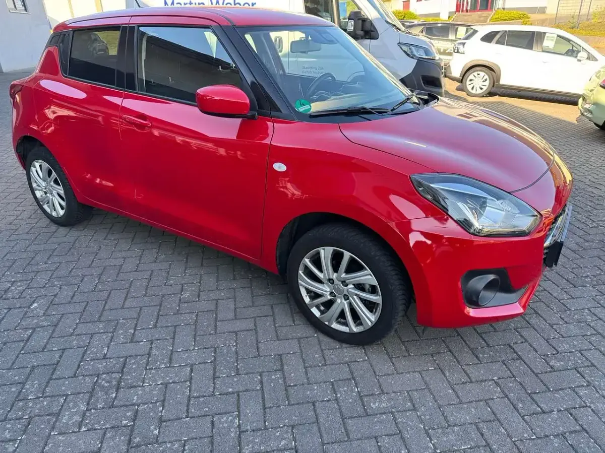 Gebraucht Suzuki Swift Comfort 83 PS (61 kW) 2023 Bright red Kleinwagen
