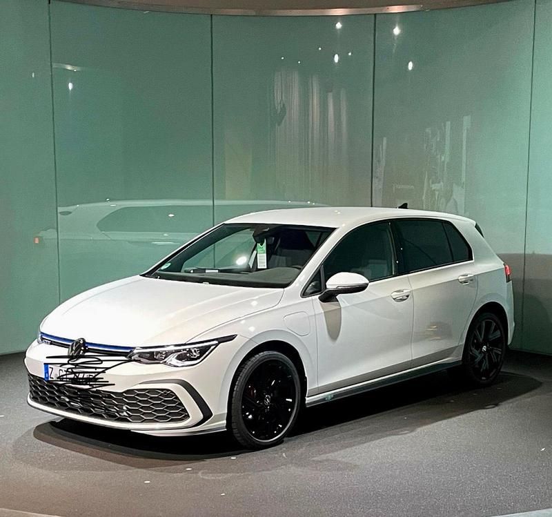 Weiß Gebraucht 2022 VW Golf VIII GTE Limousine | 23.000 € - Bild 1/4