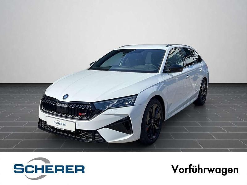 Weiß (metallic) Gebraucht 2025 Skoda Octavia RS Limousine | 44.440 € (Teuer) - Bild 1/4