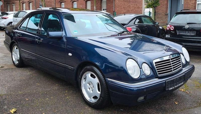 Gebraucht Mercedes E240 170 PS (125 kW) 1998 Blau Limousine