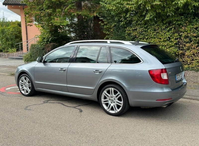 Grau Gebraucht 2010 Skoda Superb Kombi | 4.800 € (Etwas zu teuer) - Bild 1/4