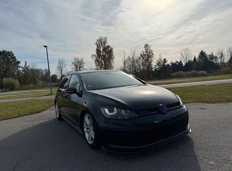 Schwarz Gebraucht 2016 VW Golf Sound Limousine | 10.899 € (Fairer Preis) - Bild 1/4