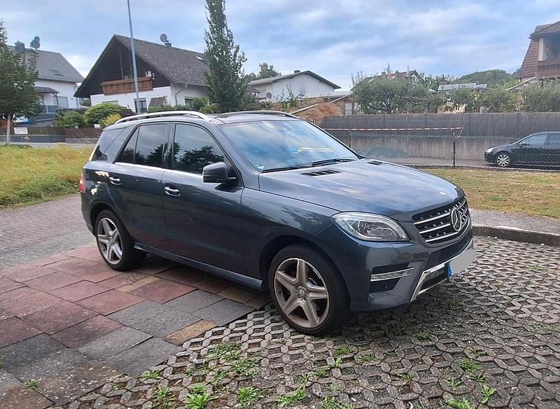 Grau Gebraucht 2014 Mercedes ML350 AMG SUV | 24.000 € (Fairer Preis) - Bild 1/4