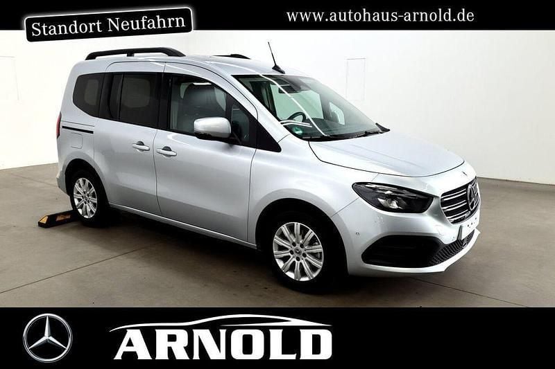 Helvinsilber Gebraucht 2024 Mercedes 180 Progressive Limousine | 25.890 € (Guter Preis) - Bild 1/4