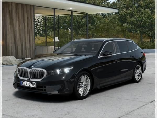 Schwarz (black sapphire metallic) Neu 2025 BMW 530e Comfort Edition Kombi | 67.999 € (Superpreis) - Bild 1/4