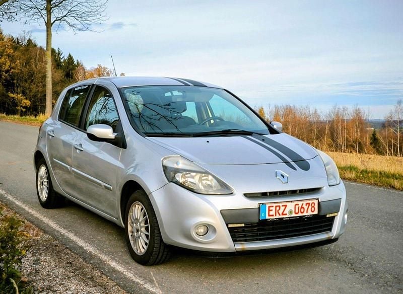 Silber Gebraucht 2011 Renault Clio III Dynamique Kleinwagen | 3.499 € (Fairer Preis) - Bild 1/4