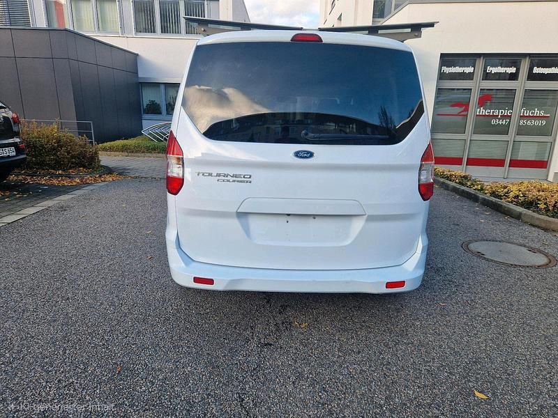 Weiß Gebraucht 2019 Ford Tourneo Courier Van / Kleinbus | 8.300 € (Guter Preis) - Bild 1/4