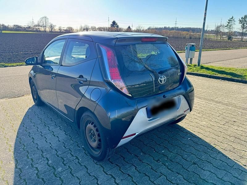 Gebraucht Toyota Aygo 70 PS (51 kW) 2016 Schwarz Kleinwagen