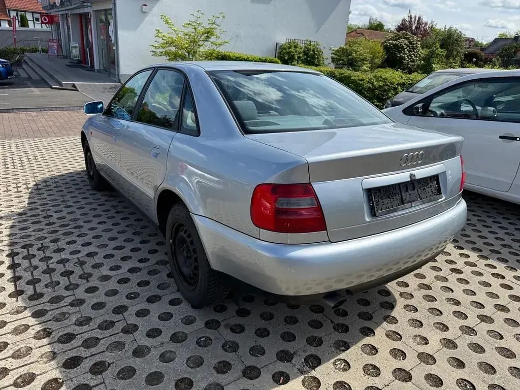 Second-hand Audi A4 101 CP (74 kW) 1998 Argintiu Berlinǎ