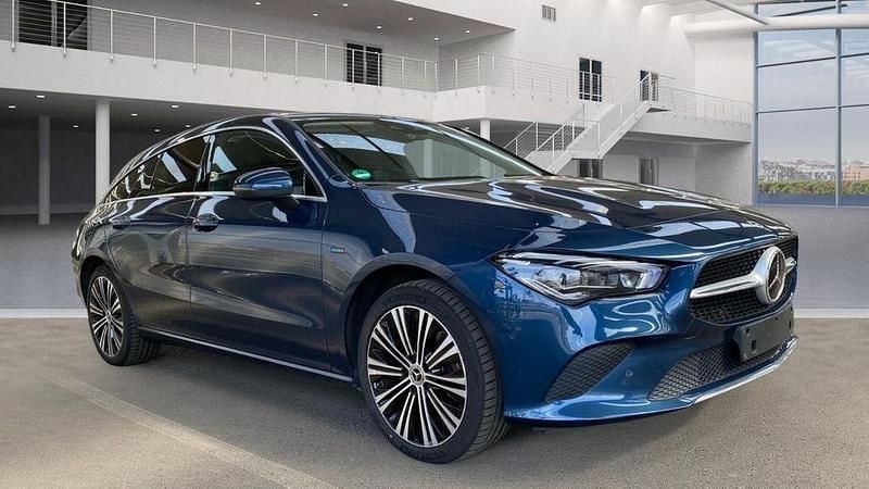 Blau Gebraucht 2021 Mercedes CLA250e Shooting Brake Kombi | 23.980 € (Guter Preis) - Bild 1/3