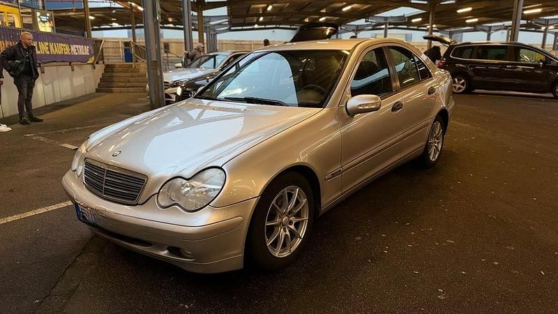 Silber Gebraucht 2003 Mercedes C220 Limousine | 4.250 € (Etwas zu teuer) - Bild 1/4