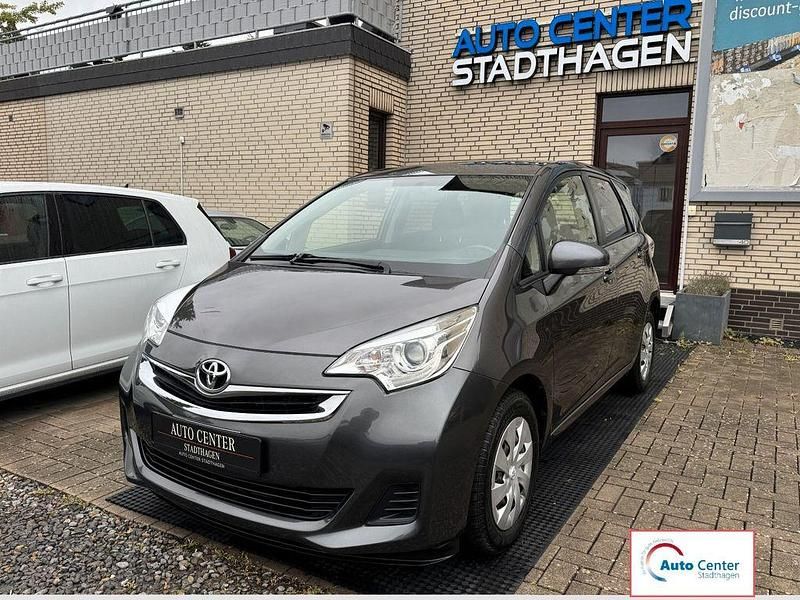Grau Gebraucht 2015 Toyota Verso-S Life Van / Kleinbus | 12.990 € (Teuer) - Bild 1/4