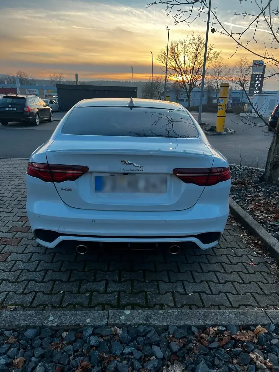 Używany Jaguar XE R-Dynamic 250 KM (183 kW) 2020 Biały Sedan/Limuzyna