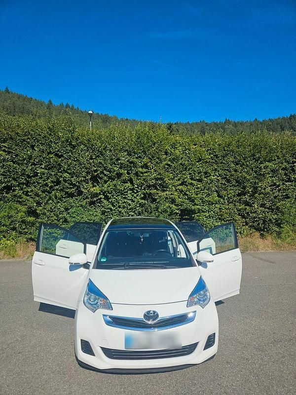 Weiß Gebraucht 2015 Toyota Corolla Kombi | 9.700 € - Bild 1/4