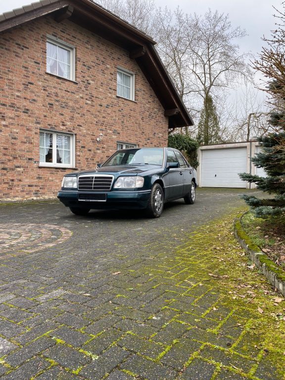 Grün Gebraucht 1995 Mercedes E200 Limousine | 3.800 € - Bild 1/4