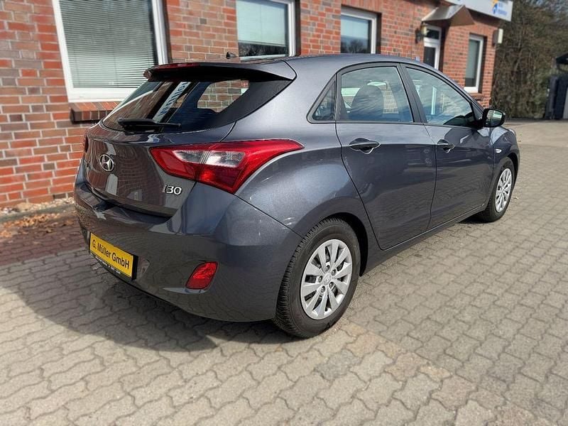 Gebraucht Hyundai i30 Classic 101 PS (74 kW) 2017 Grau Limousine