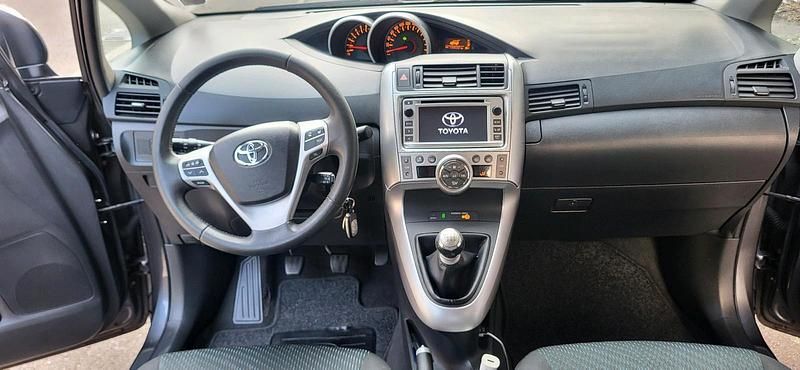 Grau Gebraucht 2012 Toyota Verso Travel Van / Kleinbus | 6.999 € (Fairer Preis) - Bild 1/4