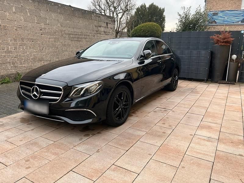 Schwarz Gebraucht 2019 Mercedes E220 AMG line Limousine | 29.000 € (Superpreis) - Bild 1/4
