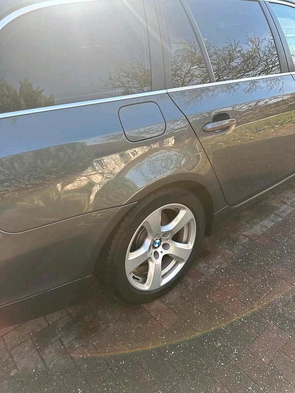 Gebraucht BMW 525 197 PS (144 kW) 2009 Grau Kombi