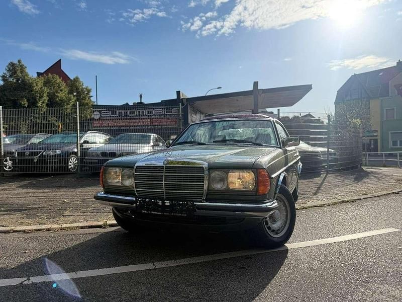 Grün Gebraucht 1982 Mercedes 230 Coupé | 9.990 € - Bild 1/4