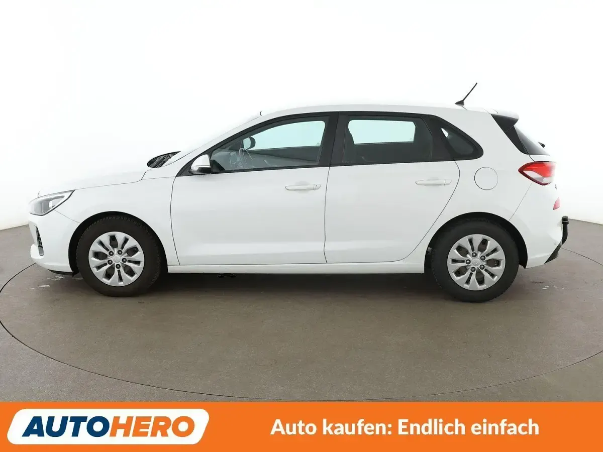 Gebraucht Hyundai i30 Select 120 PS (88 kW) 2018 Weiß Limousine