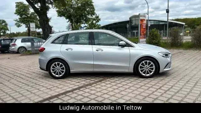 Gebraucht Mercedes B180 136 PS (100 kW) 2019 Iridiumsilber metallic Kleinwagen