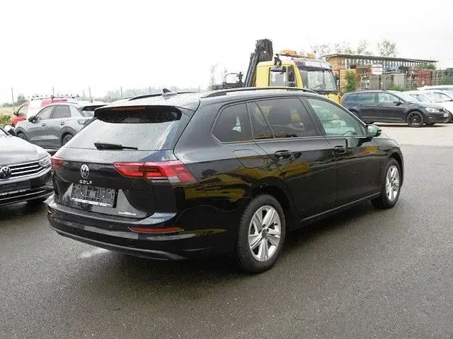 Gebraucht VW Golf VIII Life 150 PS (110 kW) 2022 Deep black perleffekt Kombi