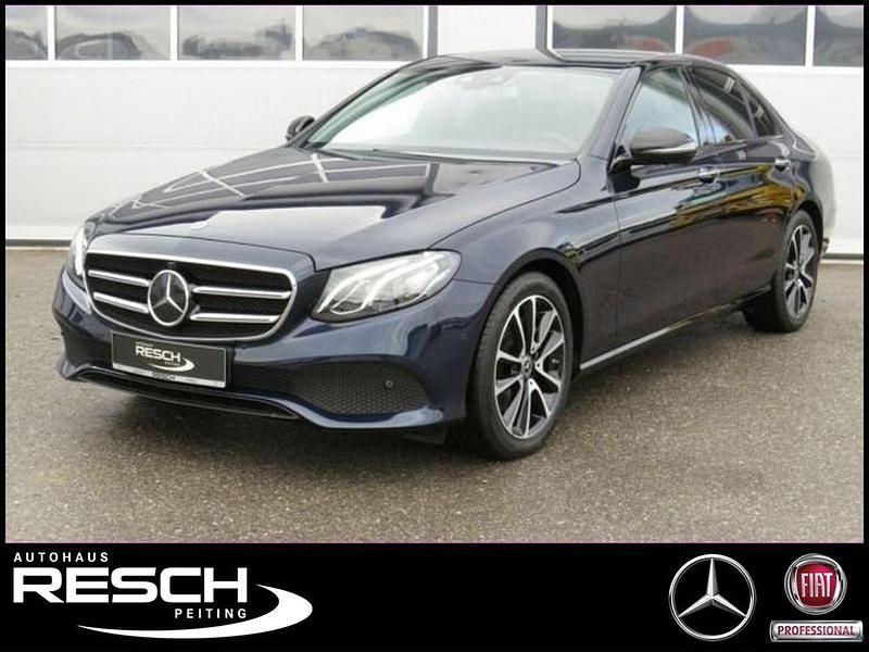 Blau Gebraucht 2020 Mercedes E200 Night Limousine | 32.750 € (Fairer Preis) - Bild 1/4