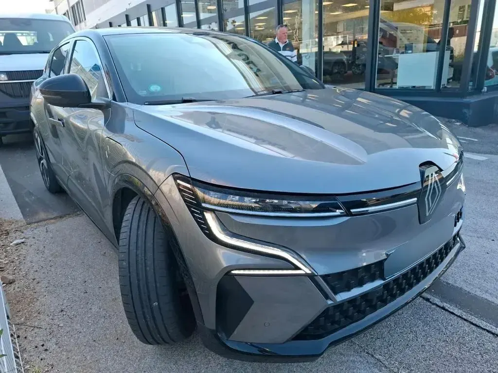 Usado Renault Megane E-Tech Techno 160 kW (218 CV) 2023 Gris Berlina