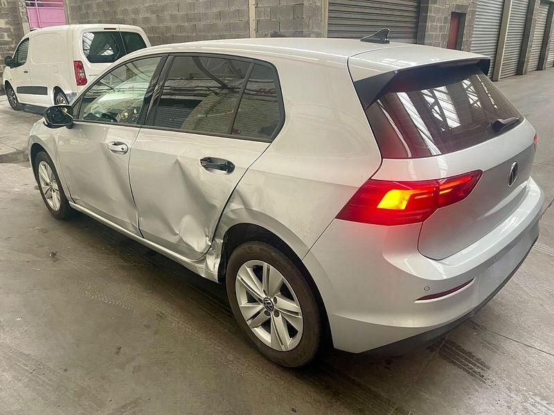 Silber Gebraucht 2021 VW Golf VIII United Limousine | 15.600 € (Superpreis) - Bild 1/4