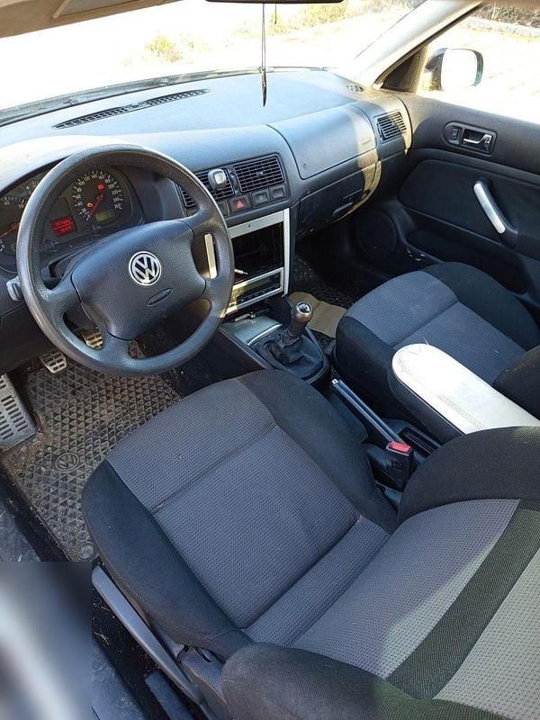 Second-hand VW Golf IV Basis 75 CP (55 kW) 2001 Negru Berlinǎ
