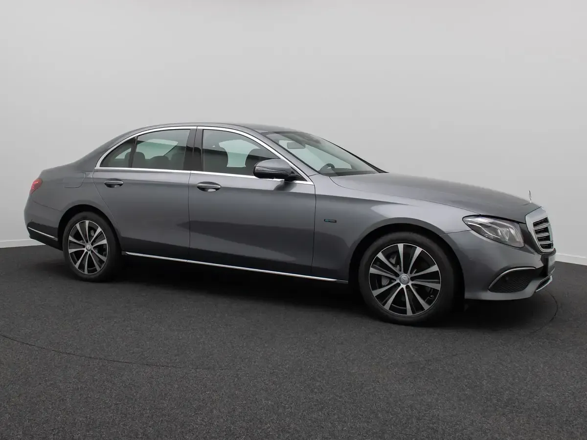 Gebraucht Mercedes E300 306 PS (225 kW) 2019 Selenitgrau Limousine