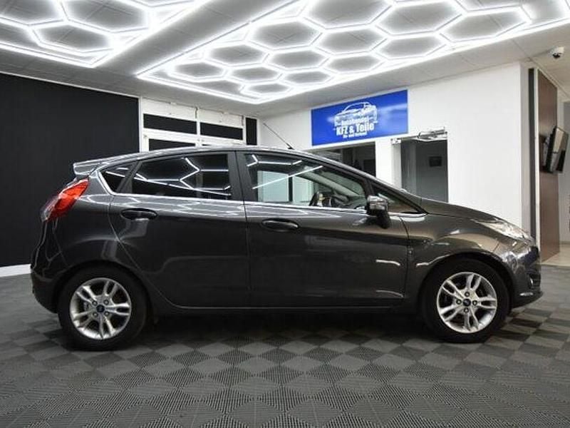 Gebraucht Ford Fiesta Titanium 125 PS (91 kW) 2016 Grau Kleinwagen