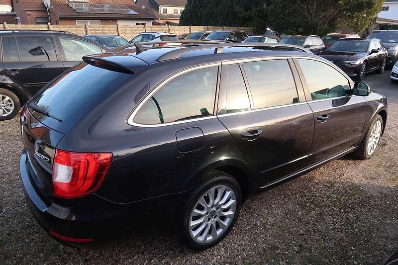 Gebraucht Skoda Superb Exclusive 140 PS (102 kW) 2013 Schwarzmagic perleffekt Kombi