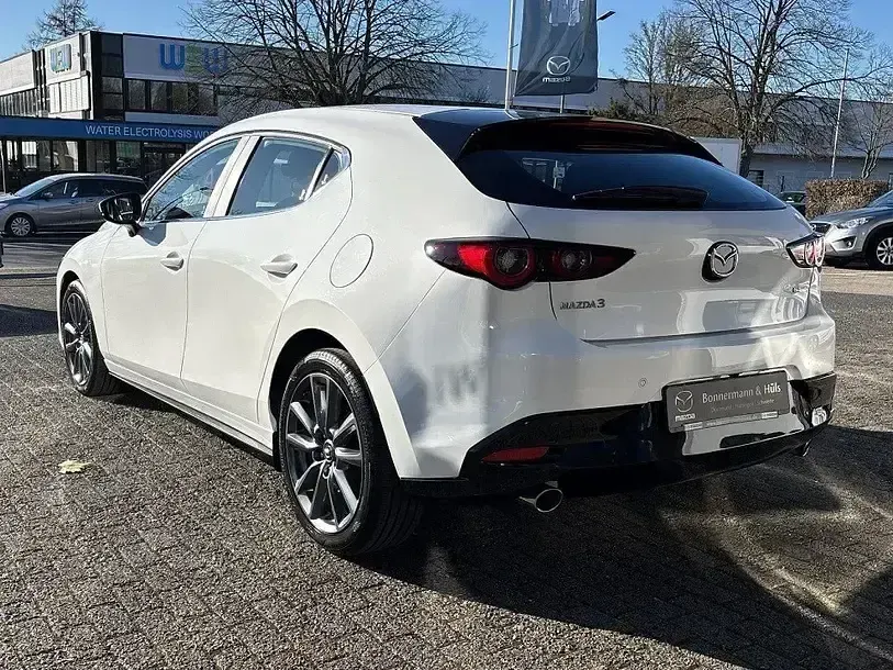 Używany Mazda 3 Selection 122 KM (89 kW) 2023 Biały Sedan/Limuzyna