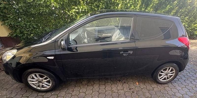 Gebraucht Hyundai i20 77 PS (56 kW) 2011 Schwarz Kleinwagen